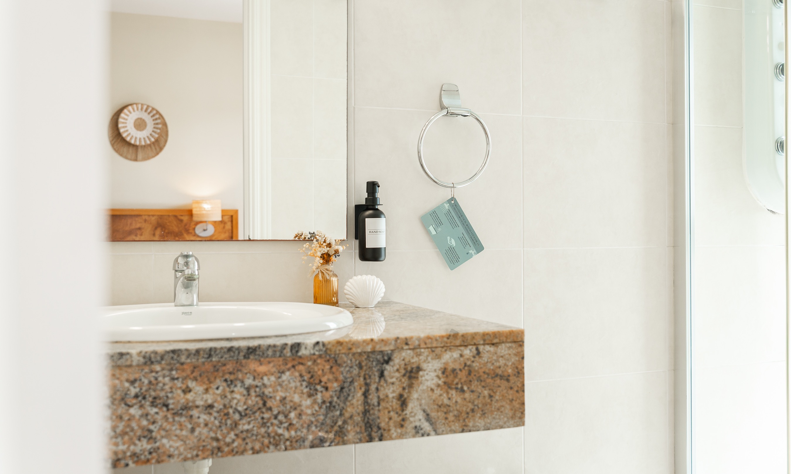 Salle de bain complète avec douche Chambre Double