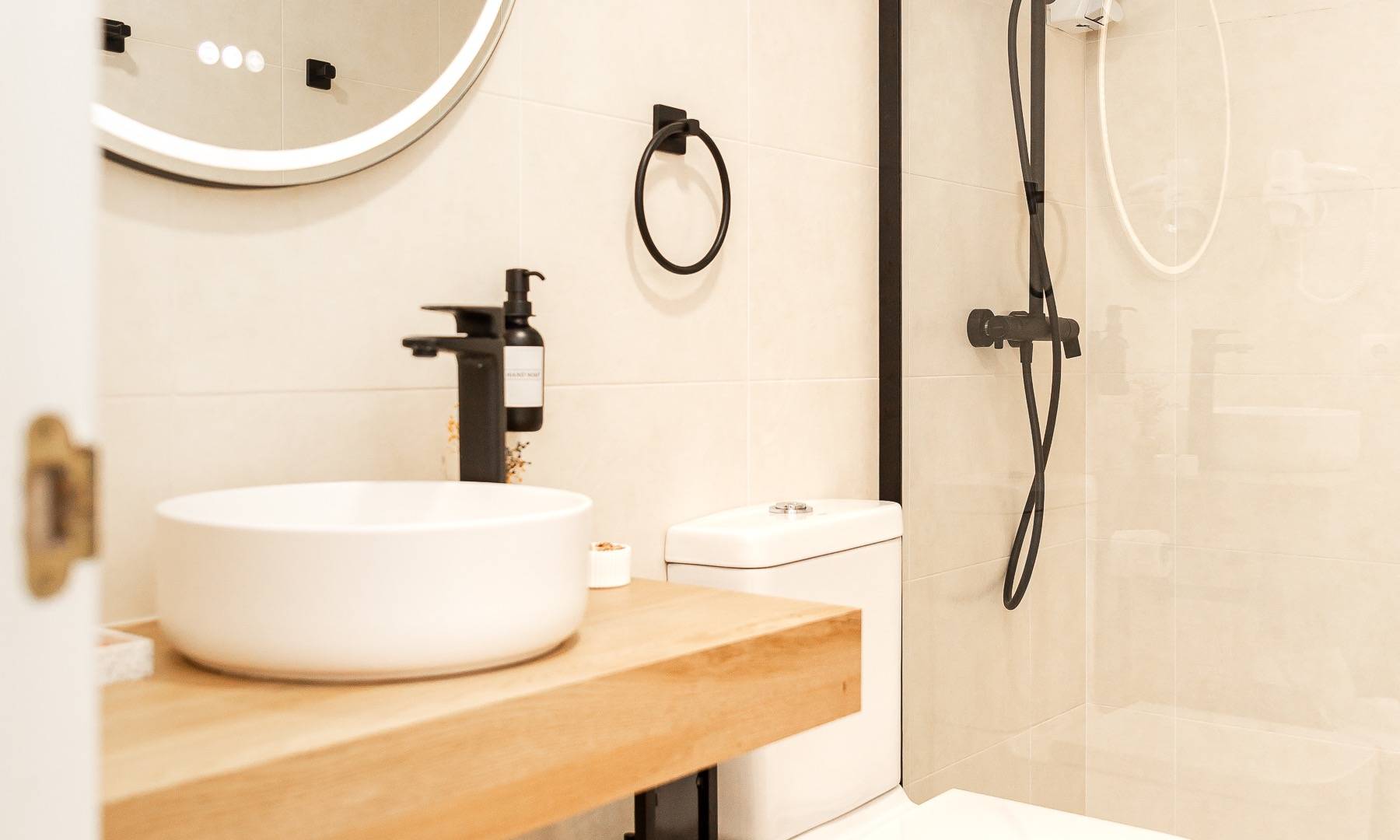 Salle de bain complète avec douche Chambre Double