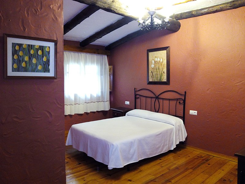 Habitación doble hotel Las Buitreras en Cortes de