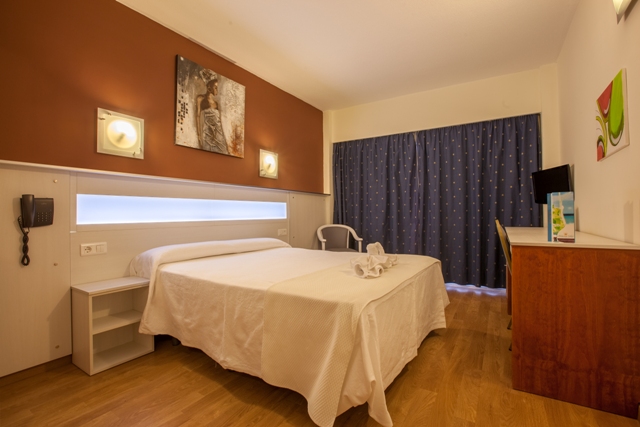 DOBLE CON CAMA DE MATRIMONIO