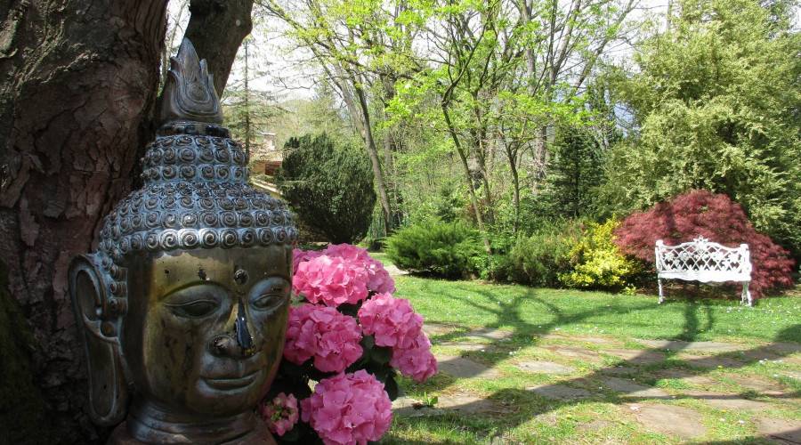Jardín. Buda y flores